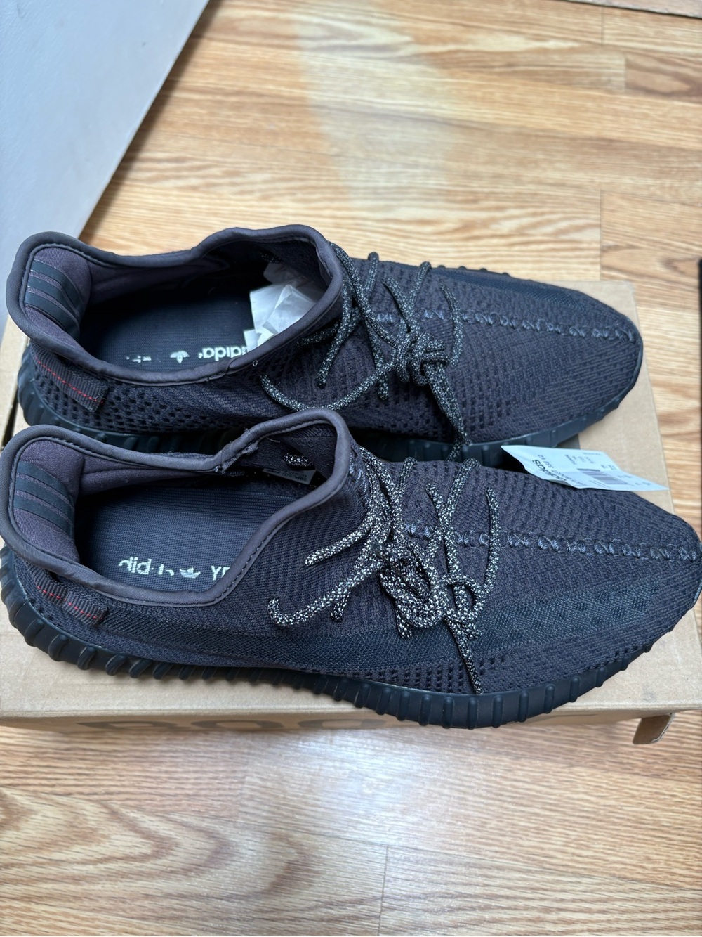 adidas Yeezy Boost 350 V2 Noir like new with box